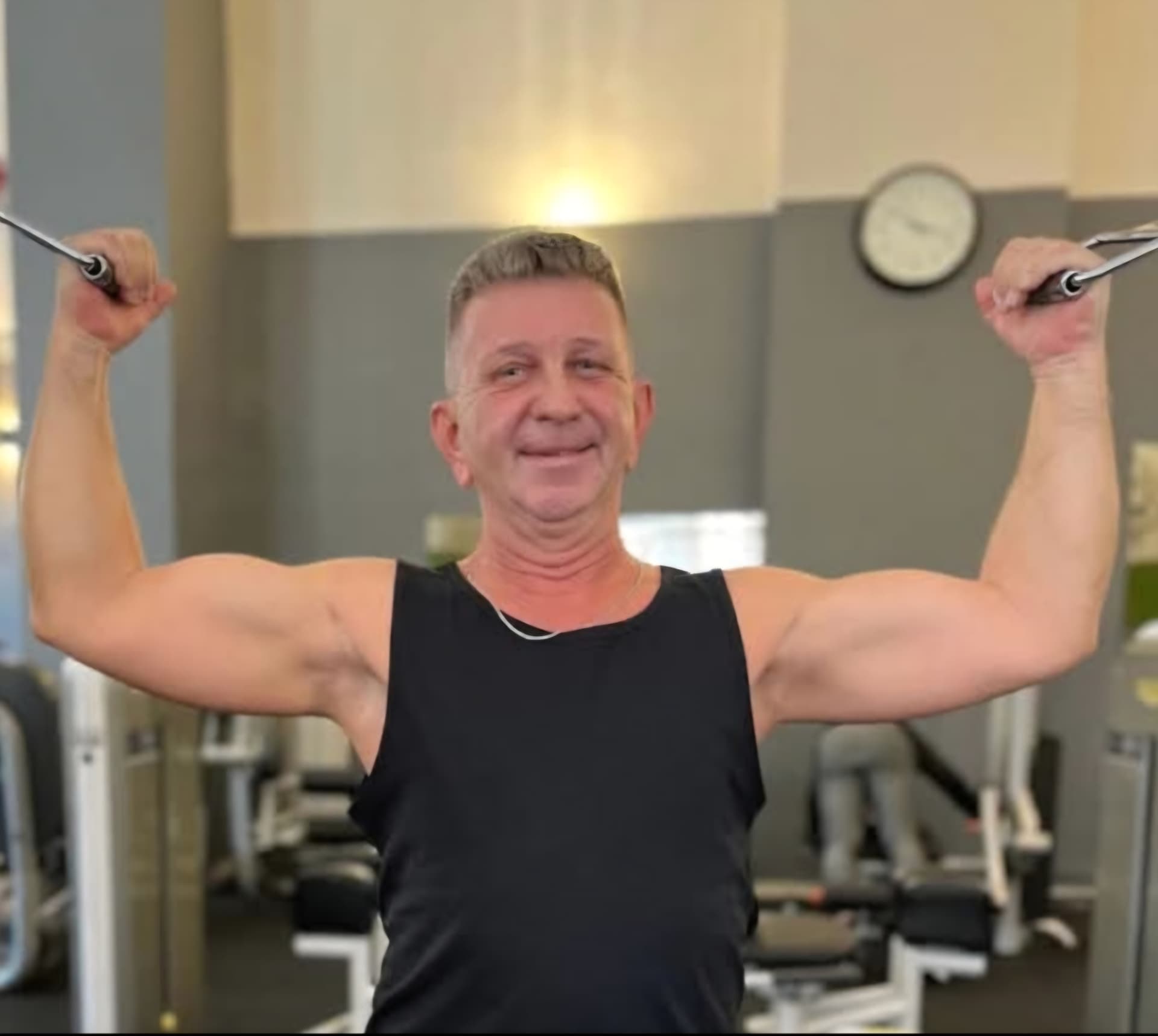 Szász István személyi edző kábeles gyakorlat közben a Peak Gym Arénában